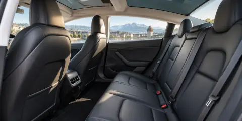 Rückbank des Tesla Model 3 mit Blick auf Luzern